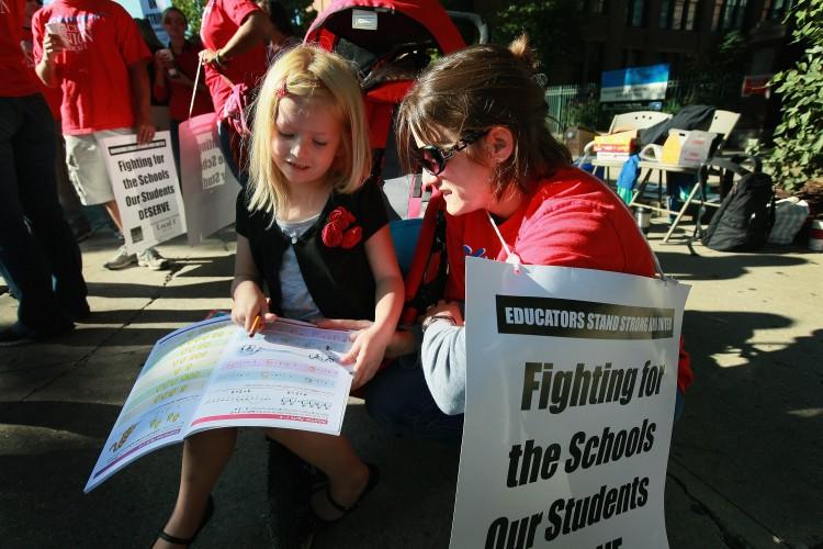 <a><img class="size-large wp-image-1782125" title="Chicago Teachers Go On Strike For First Time In 25 Years" src="https://www.theepochtimes.com/assets/uploads/2015/09/151703254.jpg" alt="Chicago Teachers Go On Strike For First Time In 25 Years" width="590" height="393"/></a>