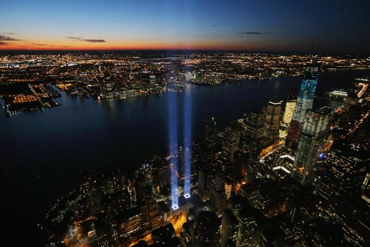 <a><img class="size-large wp-image-1775618" title="The 'Tribute in Light' shines as One World Trade Center (R) rises under construction on the eleventh anniversary of the terrorist attacks on lower Manhattan at the World Trade Center on September 11, 2012 in New York City. (Mario Tama/Getty Images)" src="https://www.theepochtimes.com/assets/uploads/2015/09/151813126.jpg" alt="The 'Tribute in Light' shines as One World Trade Center (R) rises under construction on the eleventh anniversary of the terrorist attacks on lower Manhattan at the World Trade Center on September 11, 2012 in New York City. (Mario Tama/Getty Images)" width="590" height="393"/></a>