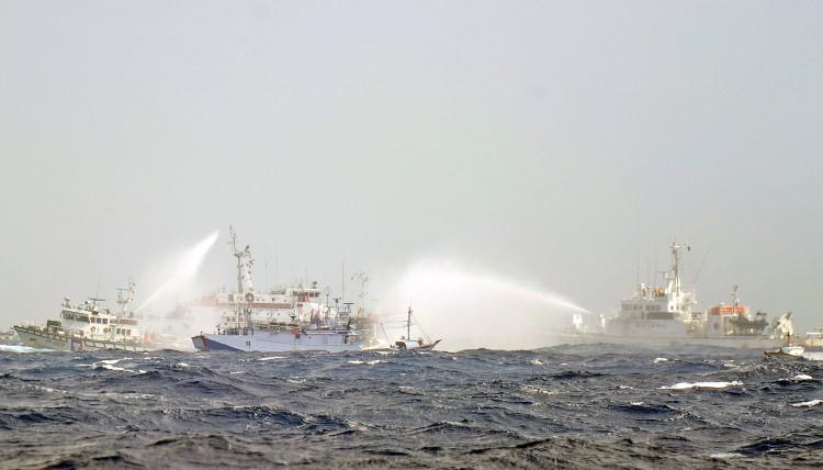 <a><img class="size-large wp-image-1774026" src="https://www.theepochtimes.com/assets/uploads/2015/09/1527479511.jpg" alt="Japanese and Taiwan Coast Guard vessels use water cannon" width="590" height="337"/></a>