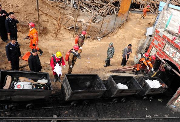 <a><img class="size-large wp-image-1781454" src="https://www.theepochtimes.com/assets/uploads/2015/09/152752264.jpg" alt="Chinese rescuers remove bodies of miners killed when the cable of a rail carriage taking workers into the mine snapped, sending the 34 miners plummeting into the pit, in Baiyin, located in China's Gansu Province on September 25, 2012.  (STR/AFP/GettyImages)" width="590" height="402"/></a>