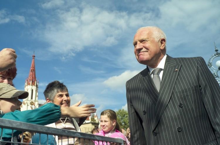 <a><img class="size-large wp-image-1781195" src="https://www.theepochtimes.com/assets/uploads/2015/09/152901133-Large1.jpg" alt="Czech President Vaclav Klaus is seen greeting people" width="590" height="388"/></a>