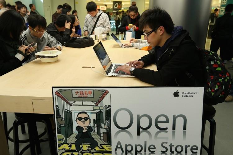 <a><img class="size-large wp-image-1774559" src="https://www.theepochtimes.com/assets/uploads/2015/09/154437363.jpg" alt="Chinese customers look at the MacBook Pro in the newly opened Apple Store in Wangfujing shopping district on October 20, 2012 in Beijing, China. (Feng Li/Getty Images) " width="590" height="393"/></a>