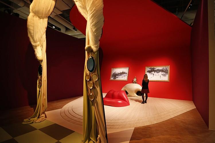 <a><img class="size-large wp-image-1770335" src="https://www.theepochtimes.com/assets/uploads/2015/09/156739385.jpg" alt="A woman visits the 'Rita Mae West room' designed by Spanish surrealist artist Salvador Dali during an exhibition devoted to his work at the Centre Pompidou contemporary art center (aka Beaubourg) on November 19, 2012 in Paris. (RANCOIS GUILLOT/AFP/Getty Images)" width="590" height="393"/></a>