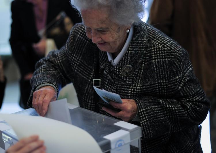 <a><img class="size-large wp-image-1774090" src="https://www.theepochtimes.com/assets/uploads/2015/09/156926474.jpg" alt="An elderly woman casts her ballot for regional elections in Barcelona on Nov. 25. (Josep Lago/AFP/Getty Images) " width="590" height="416"/></a>
