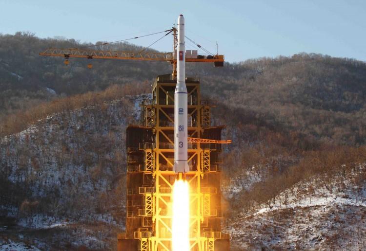 <a><img class="size-large wp-image-1773417" src="https://www.theepochtimes.com/assets/uploads/2015/09/158342570-3.jpg" alt="This picture taken by North Korea's official Korean Central News Agency (KCNA) on December 12, 2012 shows North Korean rocket Unha-3, carrying the satellite Kwangmyongsong-3, lifting off from the launching pad in Cholsan county, North Pyongan province in North Korea.  (KNS/AFP/Getty Images)" width="590" height="406"/></a>