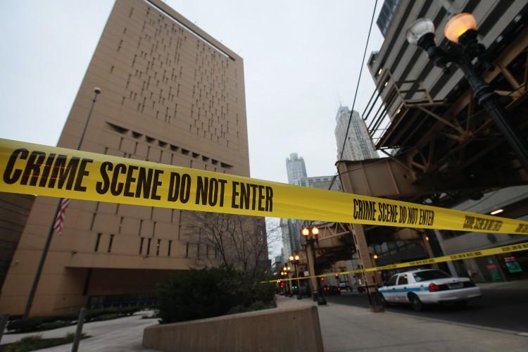 <a><img class="size-large wp-image-1773362" src="https://www.theepochtimes.com/assets/uploads/2015/09/158533343.jpg" alt="Crime scene tape surrounds the federal Metropolitan Correctional Center in the Loop after two convicted bank robbers escaped on Dec. 18, 2012 in Chicago, Illinois. (Scott Olson/Getty Images) " width="590" height="393"/></a>