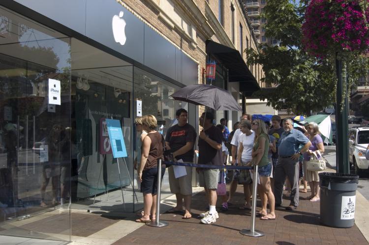 <a><img src="https://www.theepochtimes.com/assets/uploads/2015/09/1_3160.jpg" alt="Shoppers line up in front of an Apple store during a previous tax-free event in Kansas City, Mo. Tax-free savings will apply to select clothing items and school supply items that cost less than $100. (The Epoch Times)" title="Shoppers line up in front of an Apple store during a previous tax-free event in Kansas City, Mo. Tax-free savings will apply to select clothing items and school supply items that cost less than $100. (The Epoch Times)" width="320" class="size-medium wp-image-1816464"/></a>