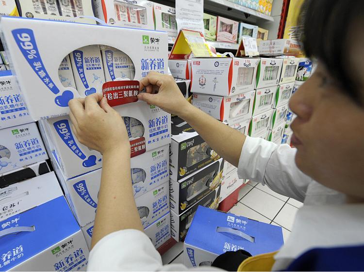 <a><img src="https://www.theepochtimes.com/assets/uploads/2015/09/1meka83016441.jpg" alt="A saleswoman places a label saying 'Does not contain melamine' onto packs of liquid milk for sale at a supermarket in Chengdu, China, September 26, 2008, after at least 53,000 infants were poisoned by the industrial additive. (Liu Jin/AFP/Getty Images)" title="A saleswoman places a label saying 'Does not contain melamine' onto packs of liquid milk for sale at a supermarket in Chengdu, China, September 26, 2008, after at least 53,000 infants were poisoned by the industrial additive. (Liu Jin/AFP/Getty Images)" width="320" class="size-medium wp-image-1828926"/></a>