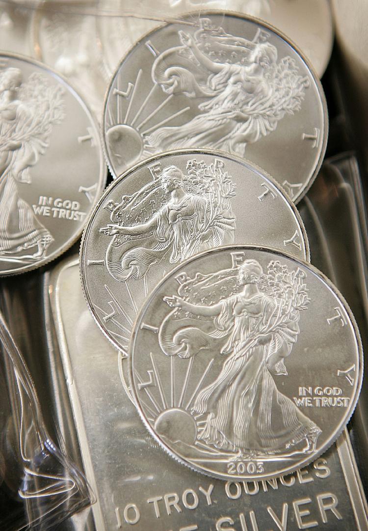 <a><img src="https://www.theepochtimes.com/assets/uploads/2015/09/1siltwo57586042.jpg" alt="Silver bullion is offered for sale at the Chicago Coin Company in Chicago, Illinois. (Scott Olson/Getty Images)" title="Silver bullion is offered for sale at the Chicago Coin Company in Chicago, Illinois. (Scott Olson/Getty Images)" width="320" class="size-medium wp-image-1824259"/></a>
