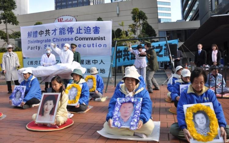 <a><img src="https://www.theepochtimes.com/assets/uploads/2015/09/20-7-2011_1.JPG" alt="Falun Gong practitioners commemorate the death of practitioners  at a rally in Queen Elizabeth Square. (Lin Shan/The Epoch Times)" title="Falun Gong practitioners commemorate the death of practitioners  at a rally in Queen Elizabeth Square. (Lin Shan/The Epoch Times)" width="320" class="size-medium wp-image-1800831"/></a>
