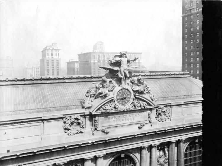 <a><img class="size-large wp-image-1771184" src="https://www.theepochtimes.com/assets/uploads/2015/09/20013121-large.jpg" alt=" Grand Central Terminal clock and its statuary are shown in an undated photo. (Courtesy of MTA/MetroNorth Railroad)" width="590" height="441"/></a>