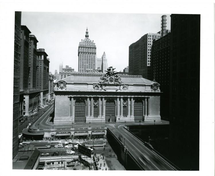 <a><img class="size-large wp-image-1771186" src="https://www.theepochtimes.com/assets/uploads/2015/09/20013123-large.jpg" alt=" This is Grand Central viaduct and terminal in an undated photo. Note the absence of the Pan Am building (now the MetLife building) behind the terminal. (Courtesy of MTA/MetroNorth Railroad)" width="590" height="482"/></a>