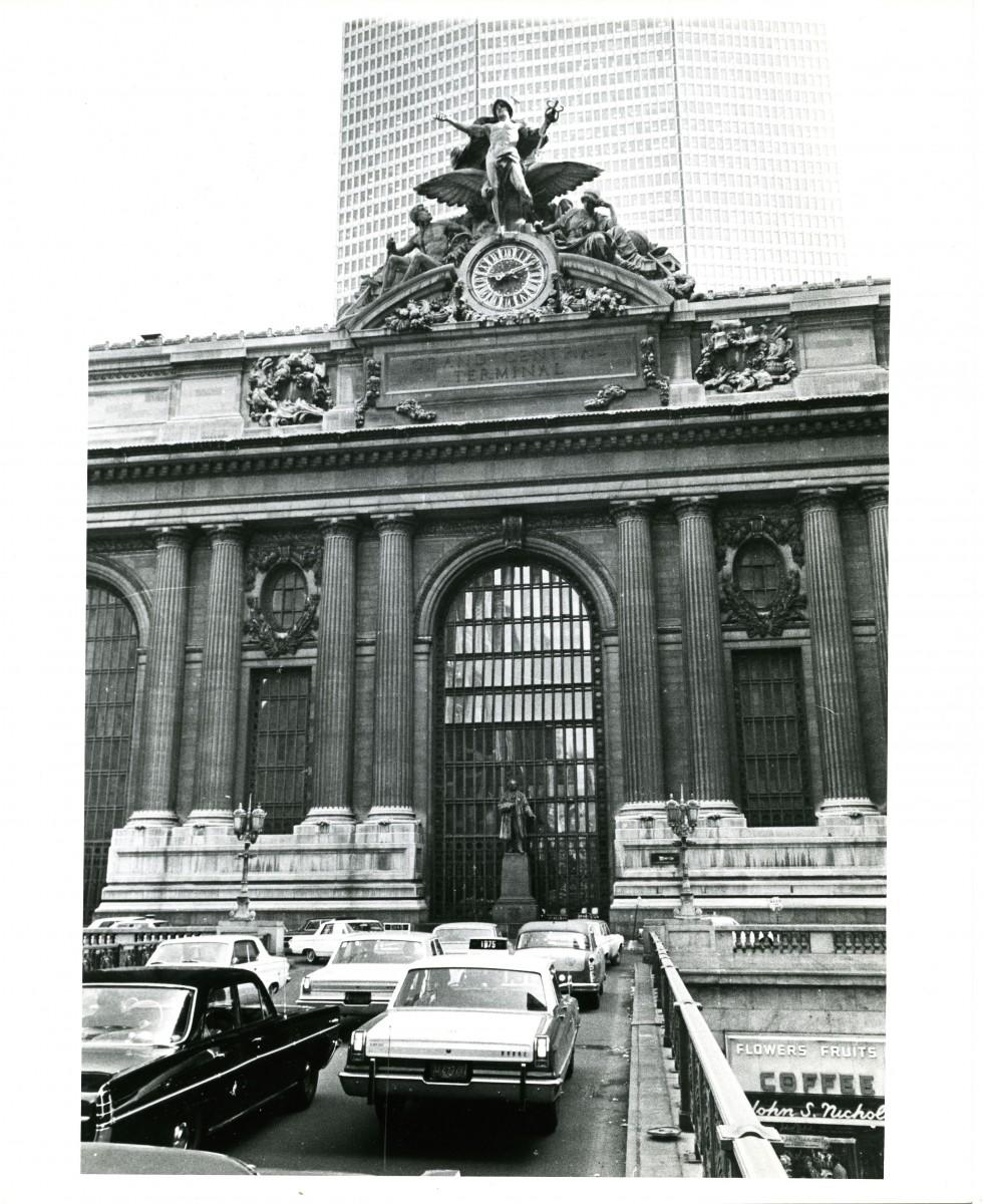 <a><img class=" wp-image-1771188" src="https://www.theepochtimes.com/assets/uploads/2015/09/20013124-large.jpg" alt=" Grand Central Terminal viewed from the viaduct, prior to the renovation, in an undated photo. The completed Pan Am (now MetLife) building is in the background. Note the dirtiness of the facade, including the columns and statuary. The letters in Grand Central Terminal beneath the clock are nearly impossible to make out. (Courtesy of MTA/MetroNorth Railroad)" width="590" height="722"/></a>