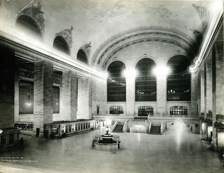 <a><img class="size-large wp-image-1771190" src="https://www.theepochtimes.com/assets/uploads/2015/09/20013134-large.jpg" alt=" Here is a view of the main concourse of Grand Central Terminal on Dec. 16, 1914. (Courtesy of MTA/MetroNorth Railroad)" width="590" height="458"/></a>