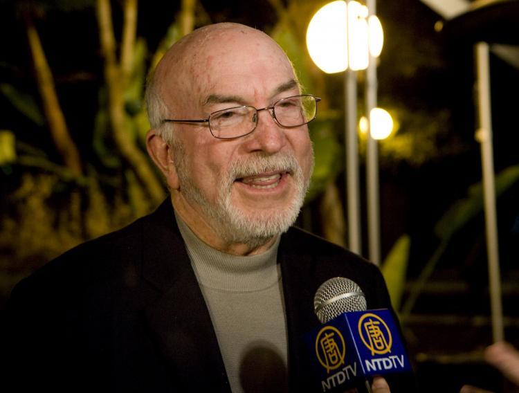 <a><img src="https://www.theepochtimes.com/assets/uploads/2015/09/20090115_Cupertino_PaulWilson_MayorMahoney_EET.jpg" alt="Mayor of Cupertino: Thanks DPA for traveling to The City of Cupertino. (Paul Wilson/The Epoch Times)" title="Mayor of Cupertino: Thanks DPA for traveling to The City of Cupertino. (Paul Wilson/The Epoch Times)" width="320" class="size-medium wp-image-1831324"/></a>