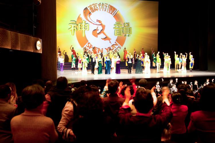 <a><img src="https://www.theepochtimes.com/assets/uploads/2015/09/2011.01.12daibing_BDC5458.jpg" alt="Shen Yun Performing Arts receives a standing ovation following a performance at the Lincoln Center's David H. Koch Theater in New York on Jan. 11. (Dai Bing/The Epoch Times)" title="Shen Yun Performing Arts receives a standing ovation following a performance at the Lincoln Center's David H. Koch Theater in New York on Jan. 11. (Dai Bing/The Epoch Times)" width="320" class="size-medium wp-image-1809700"/></a>