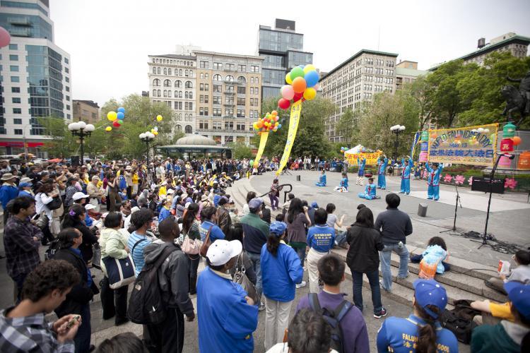 <a><img src="https://www.theepochtimes.com/assets/uploads/2015/09/20110513020.jpg" alt="Practitioners of Falun Gong demonstrate exercises as a large crowd looks on at Union Square park on Friday at the World Falun Dafa Day celebration.  (Ed Dai/The Epoch Times)" title="Practitioners of Falun Gong demonstrate exercises as a large crowd looks on at Union Square park on Friday at the World Falun Dafa Day celebration.  (Ed Dai/The Epoch Times)" width="575" class="size-medium wp-image-1804037"/></a>