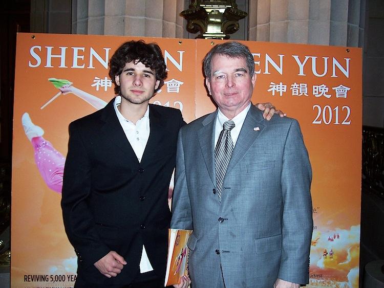 <a><img class="size-large wp-image-1793921" title="David Henderson and his son Matthew at Shen Yun" src="https://www.theepochtimes.com/assets/uploads/2015/09/20120108-SF-GaryWang-Dave_Henderson_Attorney_2.jpg" alt="David Henderson and his son Matthew at Shen Yun" width="590" height="442"/></a>