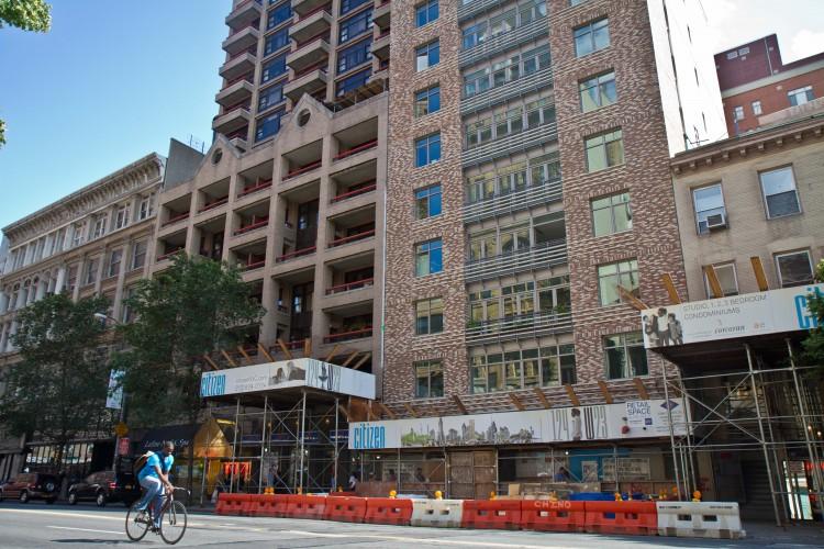<a><img class="size-large wp-image-1784686" title="20120702_citizen-condominiums_Chasteen_IMG_8950" src="https://www.theepochtimes.com/assets/uploads/2015/09/20120702_citizen-condominiums_Chasteen_IMG_8950.jpg" alt="A cyclist rides past Citizen, a new condominium building in Manhattan on 124 W. 23rd St. (Benjamin Chasteen/The Epoch Times) " width="590" height="393"/></a>