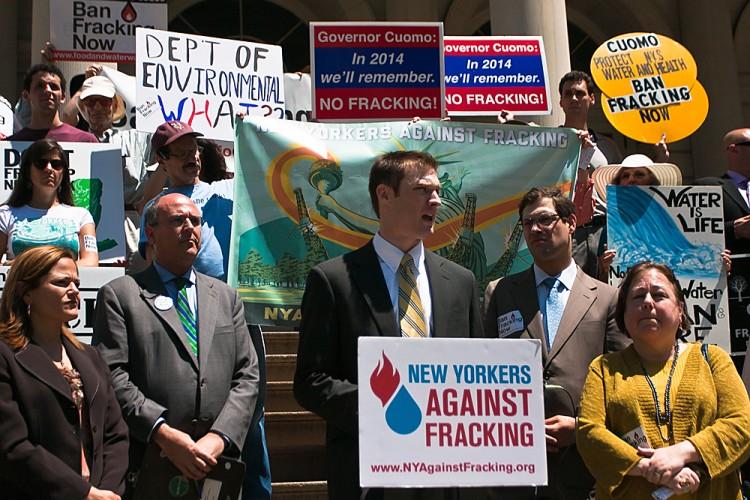 <a><img class="size-large wp-image-1783326" title="20120710_hydrofracking+Protest_KRISTEN+M_Chasteen_IMG_9244" src="https://www.theepochtimes.com/assets/uploads/2015/09/20120710_hydrofracking+Protest_KRISTEN+M_Chasteen_IMG_9244.jpg" alt="Thomas Cluderay, assistant general counsel for Environmental Working Group" width="590" height="393"/></a>
