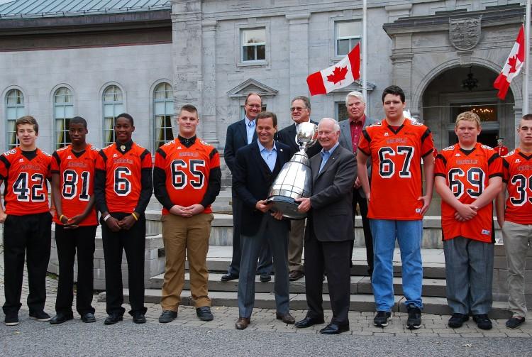 <a><img class="size-medium wp-image-1775429 " title="20121021-Grey-Cup-GG-Outside-Rideau-Hall-Resized" src="https://www.theepochtimes.com/assets/uploads/2015/09/20121021-Grey-Cup-GG-Outside-Rideau-Hall-Resized.jpg" alt="Canadian Football League (CFL) Commissioner Mark Cohon (L) and Governor General of Canada David Johnston hold the Grey Cup outside Rideau Hall, the Governor General's official residence, alongside members of the Orleans Bengals Football Club and former CFL greats, on Oct. 21, 2012. (Jonathan Ren/The Epoch Times)" width="350" height="234"/></a>