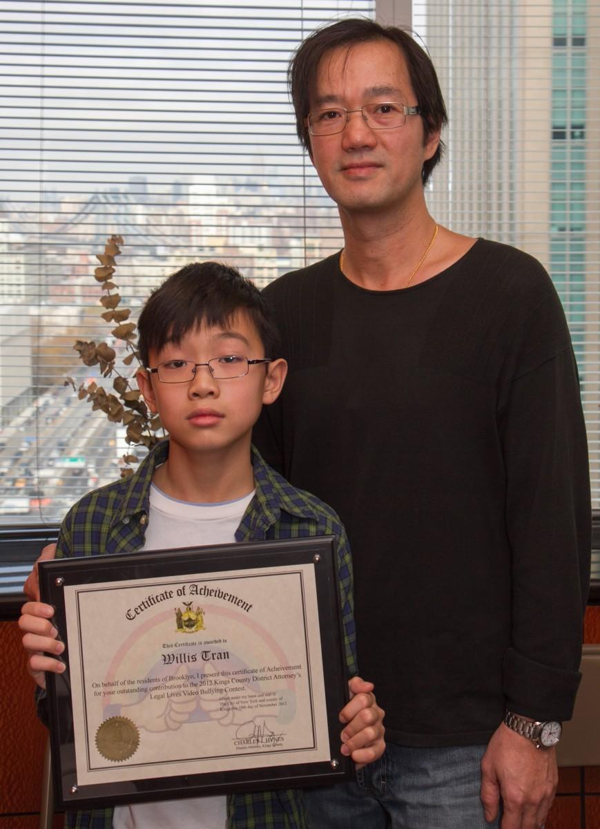 <a><img class=" wp-image-1774303" title=" Willis Tran poses with his father, Sam, on November 20 after winning the DA's 2012 anti-bullying video contest for a video he made with his classmates while in fifth grade. (Benjamin Chasteen/The Epoch Times) " src="https://www.theepochtimes.com/assets/uploads/2015/09/20121119Anti_bullying+_BenC_5524.jpg" alt=" Willis Tran poses with his father, Sam, on November 20 after winning the DA's 2012 anti-bullying video contest for a video he made with his classmates while in fifth grade. (Benjamin Chasteen/The Epoch Times) " width="270" height="373"/></a>