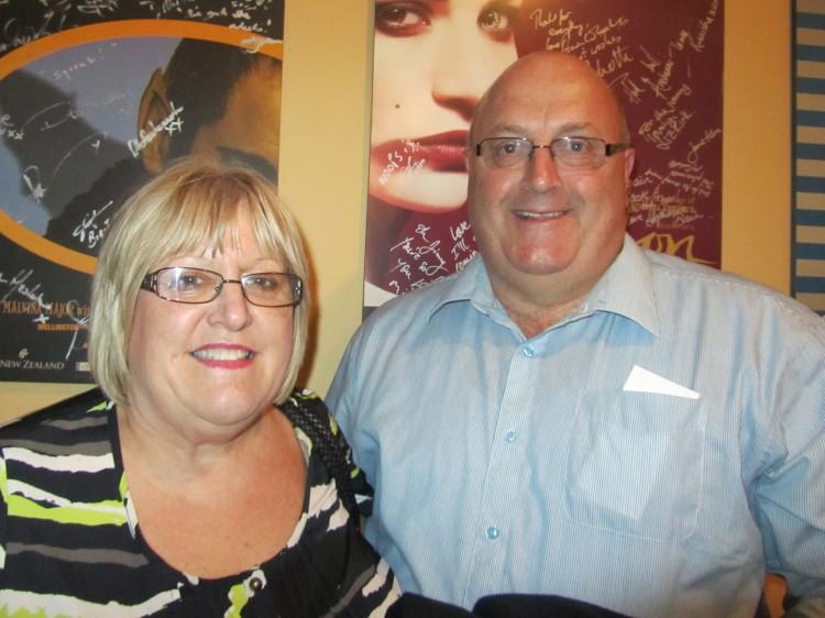 <a><img class="size-large wp-image-1771006" title="20130205-Wellington-LilyZhang-DaveColemn-CET-English-Officer+of+Department+of+Defence" src="https://www.theepochtimes.com/assets/uploads/2015/09/20130205-Wellington-LilyZhang-DaveColemn-CET-English-Officer+of+Department+of+Defence.jpg" alt="" width="590" height="442"/></a>