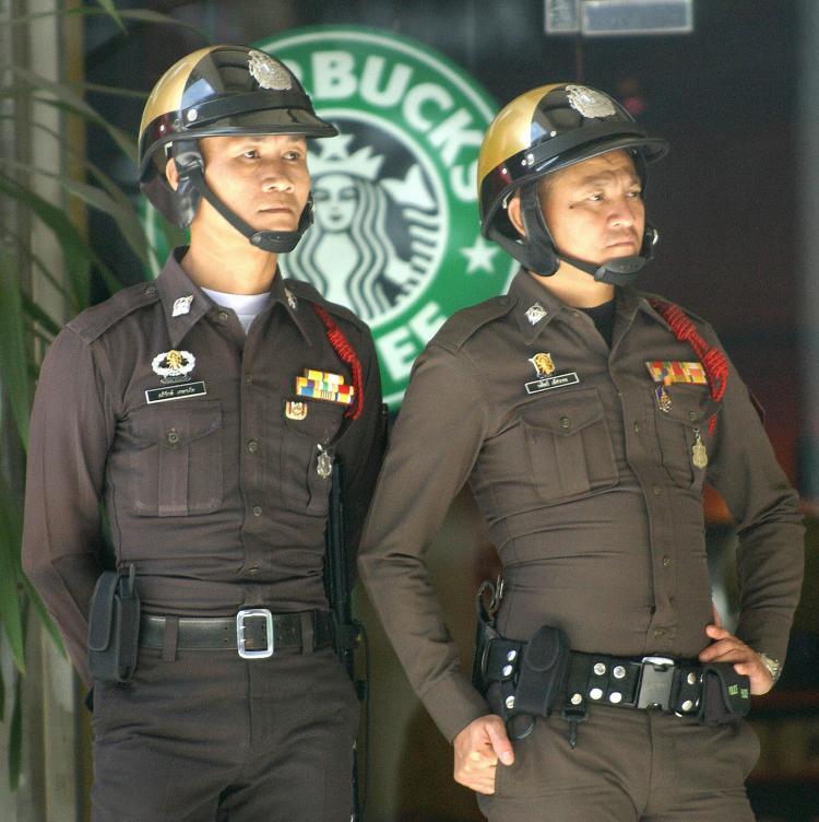 <a><img src="https://www.theepochtimes.com/assets/uploads/2015/09/2614311.jpg" alt="Thai police outside one of the over 30 Starbuck coffeehouses in Bangkok. (Adek Berry/Getty Images)" title="Thai police outside one of the over 30 Starbuck coffeehouses in Bangkok. (Adek Berry/Getty Images)" width="320" class="size-medium wp-image-1814800"/></a>