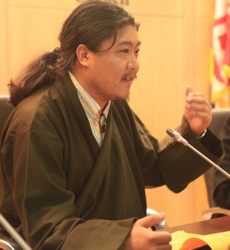 <a><img src="https://www.theepochtimes.com/assets/uploads/2015/09/4158739113.jpg" alt="Karma Namgyal, general secretary of U.S. Tibetan Dhokham Chushi Gangdruk, spoke of the need for Tibetans to be compassionate toward Chinese and realize the problem is with the CCP. He spoke Dec. 4 in Rockville, Md. on the impact of the Nine Commentaries. (Xi Ming/The Epoch Times)" title="Karma Namgyal, general secretary of U.S. Tibetan Dhokham Chushi Gangdruk, spoke of the need for Tibetans to be compassionate toward Chinese and realize the problem is with the CCP. He spoke Dec. 4 in Rockville, Md. on the impact of the Nine Commentaries. (Xi Ming/The Epoch Times)" width="320" class="size-medium wp-image-1824715"/></a>