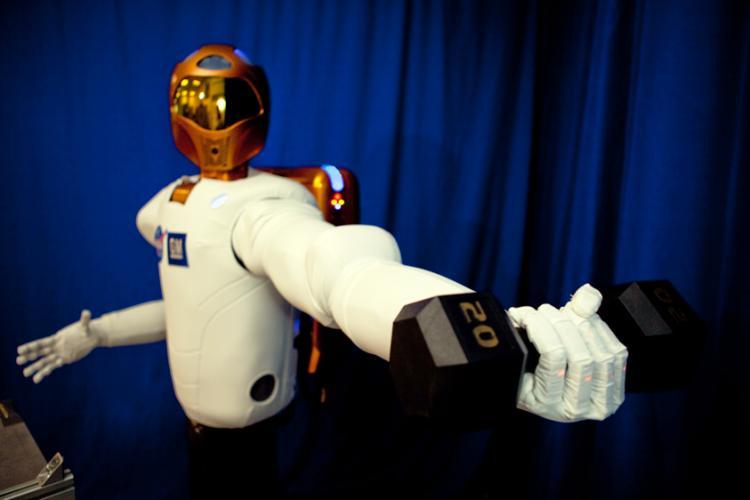 <a><img src="https://www.theepochtimes.com/assets/uploads/2015/09/422832main_r2_2070_copy.jpg" alt="R2: According to NASA's website, R2 surpasses previous dexterous humanoid robots in strength, yet is safe enough to work side-by-side with humans. It is able to lift, not just hold, this 20-pound weight (about four times heavier than what other dexterous robots can handle) both near and away from its body. (Courtesy of NASA.gov)" title="R2: According to NASA's website, R2 surpasses previous dexterous humanoid robots in strength, yet is safe enough to work side-by-side with humans. It is able to lift, not just hold, this 20-pound weight (about four times heavier than what other dexterous robots can handle) both near and away from its body. (Courtesy of NASA.gov)" width="320" class="size-medium wp-image-1808122"/></a>