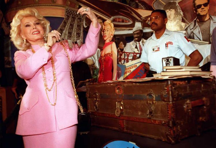 <a><img src="https://www.theepochtimes.com/assets/uploads/2015/09/51532920.jpg" alt="Zsa Zsa Gabor (L) holding a beaded purse once owned by actress Marilyn Monroe on April 11, 1999. (Kim Kulish/AFP/Getty Images)" title="Zsa Zsa Gabor (L) holding a beaded purse once owned by actress Marilyn Monroe on April 11, 1999. (Kim Kulish/AFP/Getty Images)" width="320" class="size-medium wp-image-1808711"/></a>