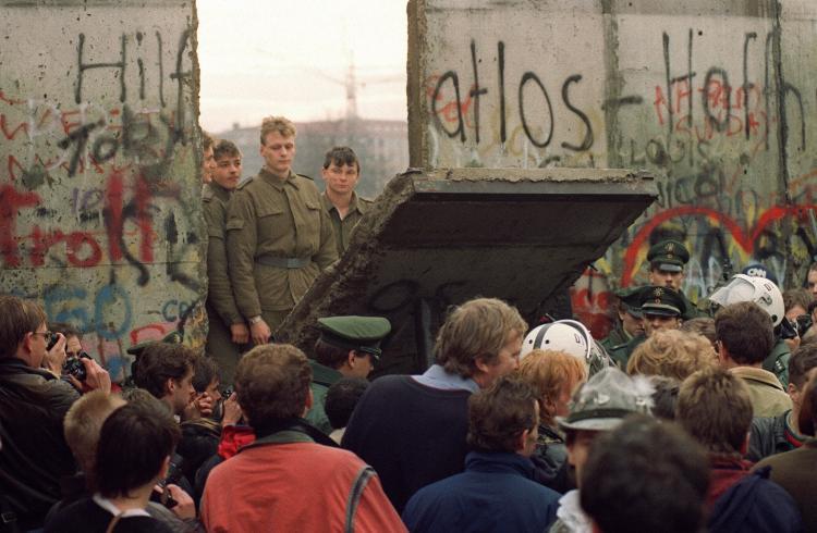 <a><img src="https://www.theepochtimes.com/assets/uploads/2015/09/51695411.jpg" alt="West Berliners crowd in front of the Berlin Wall early 11 Nov. 1989 as they watch East German border guards demolishing a section of the wall in order to open a new crossing point between East and West Berlin, near the Potsdamer Square. (Gerard Malie/AFP/Getty Images)" title="West Berliners crowd in front of the Berlin Wall early 11 Nov. 1989 as they watch East German border guards demolishing a section of the wall in order to open a new crossing point between East and West Berlin, near the Potsdamer Square. (Gerard Malie/AFP/Getty Images)" width="320" class="size-medium wp-image-1825343"/></a>