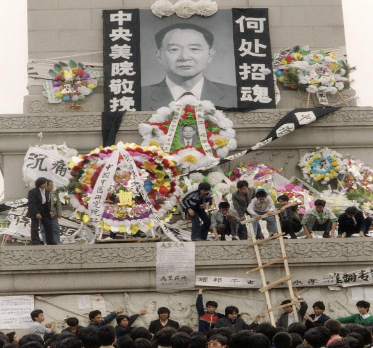 <a><img class="size-large wp-image-1789240" title="Beijing students put flowers and wreaths in front" src="https://www.theepochtimes.com/assets/uploads/2015/09/52010801_Hu_Y_4-19-89.jpg" alt="" width="590" height="550"/></a>