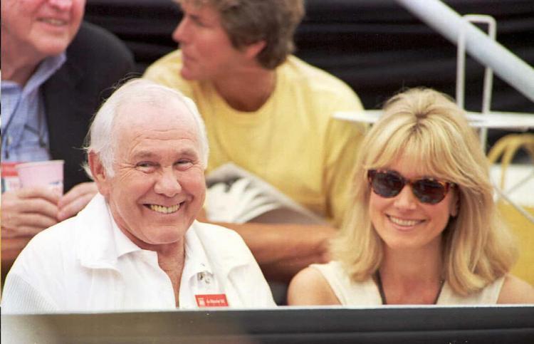 <a><img src="https://www.theepochtimes.com/assets/uploads/2015/09/52052634.jpg" alt="The late Johnny Carson with his wife Alex as they watch a tennis match during the Canadian Open August 17, 1995. (Carlo Allegri/Getty Images )" title="The late Johnny Carson with his wife Alex as they watch a tennis match during the Canadian Open August 17, 1995. (Carlo Allegri/Getty Images )" width="320" class="size-medium wp-image-1816275"/></a>