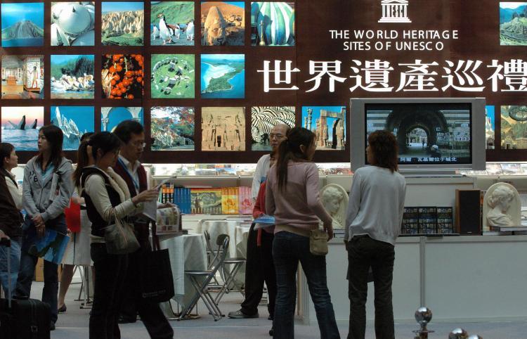 <a><img src="https://www.theepochtimes.com/assets/uploads/2015/09/52212186.jpg" alt="Vistors walk past a book vendor during the book exhibition in Taipei, 16 February 2005. The 19th Taipei International Book Exhibition (TIBE) is now accepting registrations for 2011.  (sam Yeh/Getty Images )" title="Vistors walk past a book vendor during the book exhibition in Taipei, 16 February 2005. The 19th Taipei International Book Exhibition (TIBE) is now accepting registrations for 2011.  (sam Yeh/Getty Images )" width="320" class="size-medium wp-image-1814953"/></a>