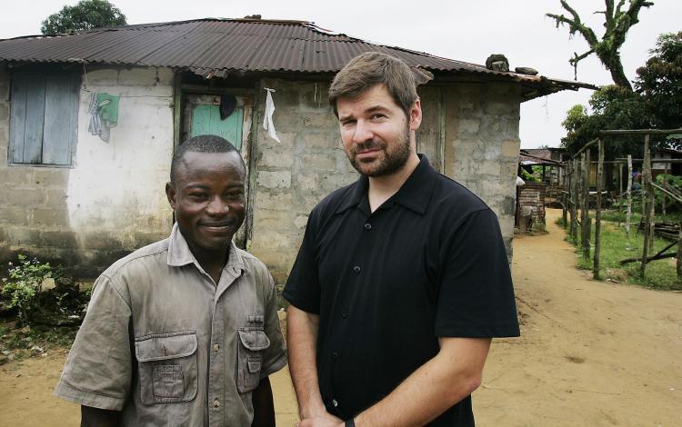 <a><img src="https://www.theepochtimes.com/assets/uploads/2015/09/55870264.jpg" alt="File of photo of Photographer Chris Hondros (R) with a former Liberian government soldier, in 2005 in Monrovia, Liberia.  (Getty Images)" title="File of photo of Photographer Chris Hondros (R) with a former Liberian government soldier, in 2005 in Monrovia, Liberia.  (Getty Images)" width="575" class="size-medium wp-image-1805233"/></a>