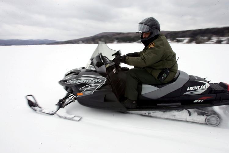 <a><img src="https://www.theepochtimes.com/assets/uploads/2015/09/57160578.jpg" alt="A U.S. Border Patrol agent rides a snowmobile on a frozen lake near the Vermont-Quebec border. (Joe Raedle/Getty Images)" title="A U.S. Border Patrol agent rides a snowmobile on a frozen lake near the Vermont-Quebec border. (Joe Raedle/Getty Images)" width="320" class="size-medium wp-image-1820506"/></a>
