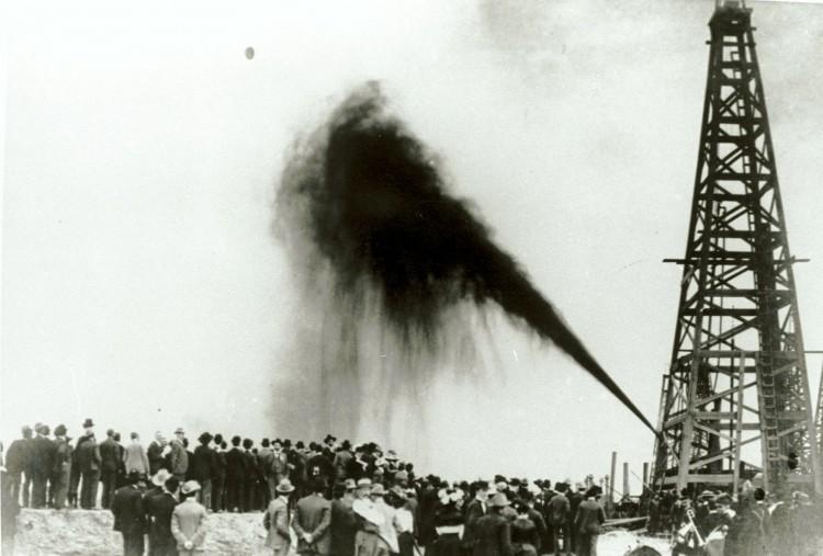 <a><img class="size-large wp-image-1786514" title="A crowd gathers to watch a side gusher on Spindletop Hill in Beaumont, Texas in 1901" src="https://www.theepochtimes.com/assets/uploads/2015/09/670944.jpg" alt="A crowd gathers to watch a side gusher on Spindletop Hill in Beaumont, Texas in 1901" width="590" height="399"/></a>