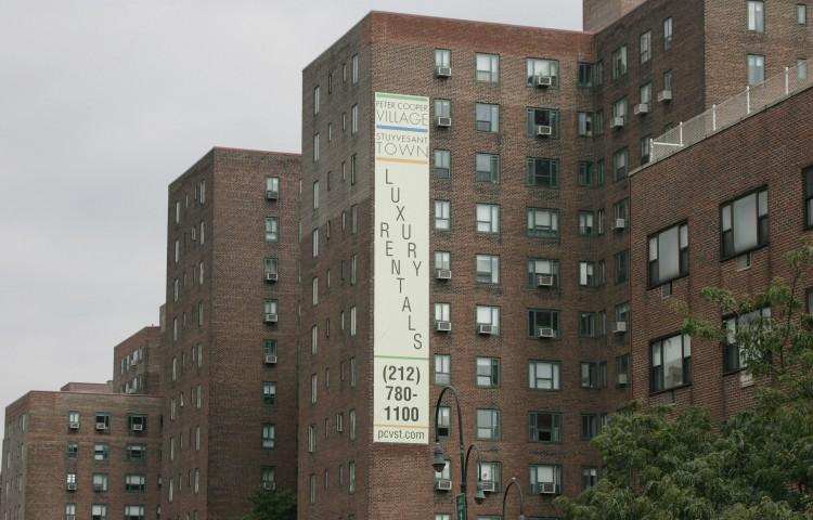 <a><img class="size-large wp-image-1785866" title="A sign advertises apartments for rent in New York City" src="https://www.theepochtimes.com/assets/uploads/2015/09/72212934.jpg" alt="A sign advertises apartments for rent in New York City" width="590" height="378"/></a>