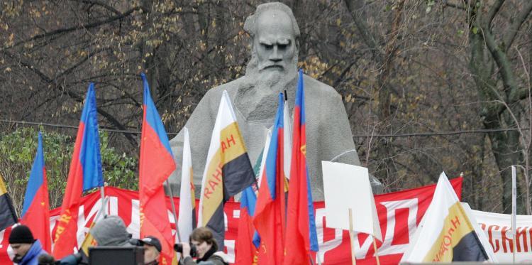 <a><img src="https://www.theepochtimes.com/assets/uploads/2015/09/72405507Tolstoy.jpg" alt="A monument to Russian writer Leo Tolstoy in central Moscow. Tolstoy is still a controversial figure in his homeland. (Alexander Nemenov/AFP/Getty Images)" title="A monument to Russian writer Leo Tolstoy in central Moscow. Tolstoy is still a controversial figure in his homeland. (Alexander Nemenov/AFP/Getty Images)" width="320" class="size-medium wp-image-1813978"/></a>