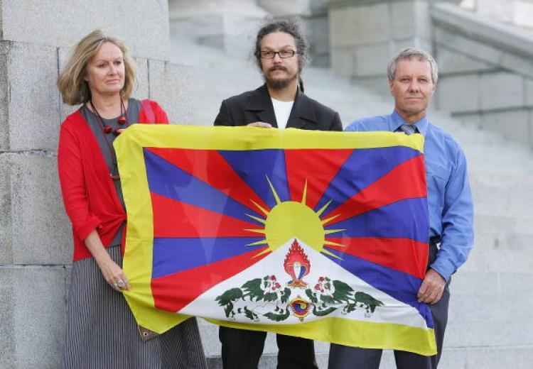 <a><img src="https://www.theepochtimes.com/assets/uploads/2015/09/73714734.jpg" alt="Sue Kedgley (L) Keith Locke (R) and Nandor Tanczos of the Green party hold a Tibetan flag on the steps of Parliament during a visit by a Chinese delegation; March 2007, in Wellington.  (Marty Melville/Getty Images)" title="Sue Kedgley (L) Keith Locke (R) and Nandor Tanczos of the Green party hold a Tibetan flag on the steps of Parliament during a visit by a Chinese delegation; March 2007, in Wellington.  (Marty Melville/Getty Images)" width="320" class="size-medium wp-image-1814584"/></a>