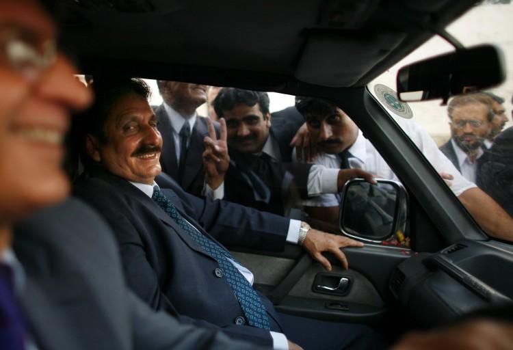 <a><img class="size-large wp-image-1774004" src="https://www.theepochtimes.com/assets/uploads/2015/09/74338680.jpg" alt="Pakistan Chief Justice Iftikhar Chaudhry (R) and the Supreme Court have been accused by Human Rights Watch of using their power to silence media reports critical of the judiciary. (Paula Bronstein/Getty Images) " width="590" height="403"/></a>
