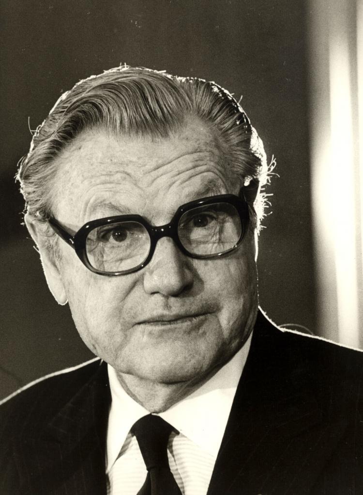 <a><img src="https://www.theepochtimes.com/assets/uploads/2015/09/748348.jpg" alt="Nelson Rockefeller holds a press conference at the American Embassy in Paris, France, March 22, 1976.   (Liaison Agency/Getty Images )" title="Nelson Rockefeller holds a press conference at the American Embassy in Paris, France, March 22, 1976.   (Liaison Agency/Getty Images )" width="320" class="size-medium wp-image-1809227"/></a>