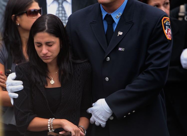 <a><img class="size-large wp-image-1787287" title="Linda Graffagnino is escorted by a New York firefighter" src="https://www.theepochtimes.com/assets/uploads/2015/09/76242514.jpg" alt="Linda Graffagnino is escorted by a New York firefighter" width="590" height="430"/></a>