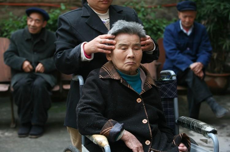 <a><img class="size-medium wp-image-1784800" title="Old Chinese lady" src="https://www.theepochtimes.com/assets/uploads/2015/09/77350658.jpg" alt="Old Chinese lady" width="350" height="262"/></a>