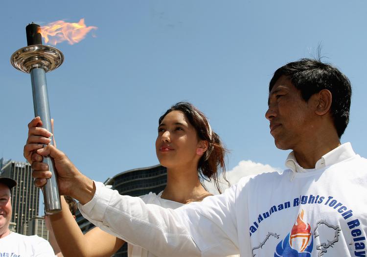 <a><img src="https://www.theepochtimes.com/assets/uploads/2015/09/77531032.jpg" alt="Jameila Douglas (C) and Maung Maung Aye (R), a member of the Burmese Parliament, hold the torch during the Sydney leg of the Global Human Rights Torch Relay.  (Greg Wood/AFP/Getty Images)" title="Jameila Douglas (C) and Maung Maung Aye (R), a member of the Burmese Parliament, hold the torch during the Sydney leg of the Global Human Rights Torch Relay.  (Greg Wood/AFP/Getty Images)" width="320" class="size-medium wp-image-1832490"/></a>