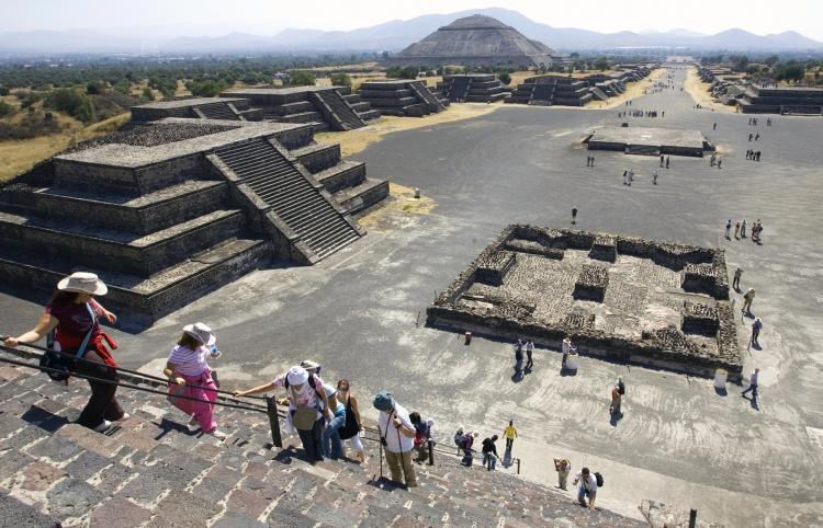 <a><img class="size-medium wp-image-1816462" src="https://www.theepochtimes.com/assets/uploads/2015/09/79375110-Teotithuacan.jpg" alt="Tourists visit the Pyramid of the Moon at the archaeological site of Teotihuacan, Jan. 28, 2008. Archeologists announced Aug. 3 that they have found a tunnel and tomb that may provide the first clues into the city's unknown rulers. (Ronaldo Schemidt/AFP/Getty Images)" width="320"/></a>