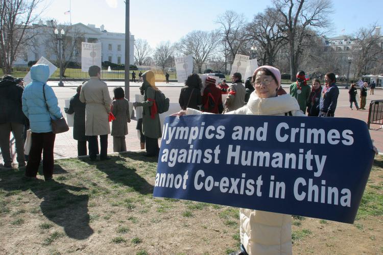 <a><img src="https://www.theepochtimes.com/assets/uploads/2015/09/79706372.jpg" alt="Protesters hold signs outside the White House in Washington,DC on February 11, 2008 during a demonstration organized by Amnesty International calling on China to respect human rights ahead of 2008 summer's Olympic Games. (Nicholas Kamm/AFP/Getty Images)" title="Protesters hold signs outside the White House in Washington,DC on February 11, 2008 during a demonstration organized by Amnesty International calling on China to respect human rights ahead of 2008 summer's Olympic Games. (Nicholas Kamm/AFP/Getty Images)" width="320" class="size-medium wp-image-1830638"/></a>
