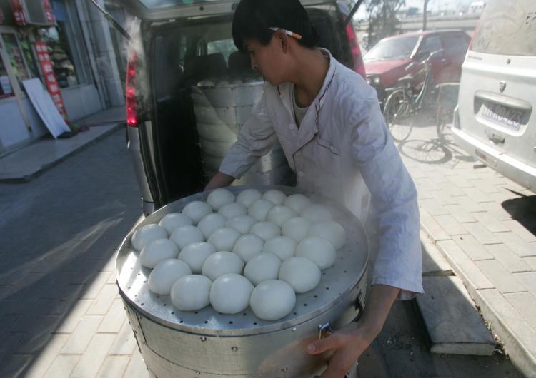 <a><img src="https://www.theepochtimes.com/assets/uploads/2015/09/80226816.jpg" alt="A worker loads steamed buns onto a truck in March of 2008 in Beijing, China. Recently, the Shanghai Shenglu Food Company was shut down due to chemicals that were found inside the company's steamed buns. (China Photos/Getty Images)" title="A worker loads steamed buns onto a truck in March of 2008 in Beijing, China. Recently, the Shanghai Shenglu Food Company was shut down due to chemicals that were found inside the company's steamed buns. (China Photos/Getty Images)" width="320" class="size-medium wp-image-1805333"/></a>