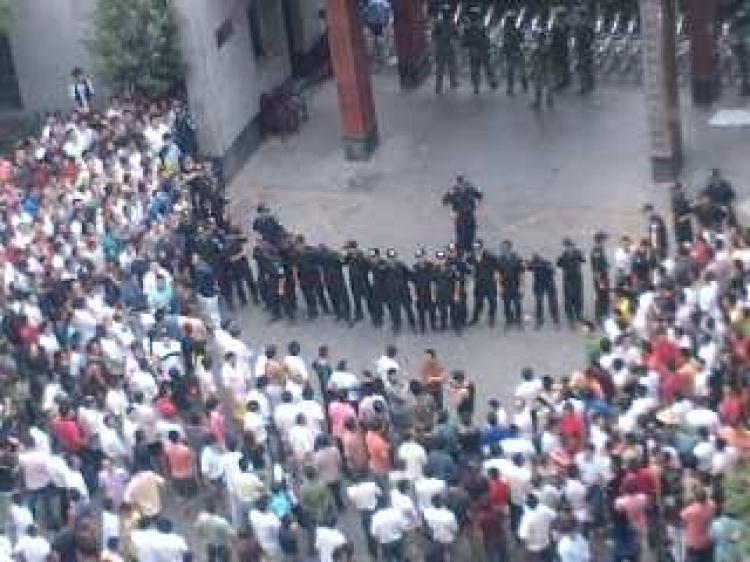 <a><img src="https://www.theepochtimes.com/assets/uploads/2015/09/809242237001820.jpg" alt="Police form a wall to block up protesting people in front of Xianxi Sub-prefecture Government on September 24. (Internet photo)" title="Police form a wall to block up protesting people in front of Xianxi Sub-prefecture Government on September 24. (Internet photo)" width="320" class="size-medium wp-image-1833566"/></a>